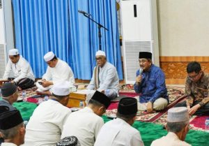 Tausyiah Adab Kepsek SMPN 23 Makassar Hj. Asrah Dihadapan Guru dan Siswa