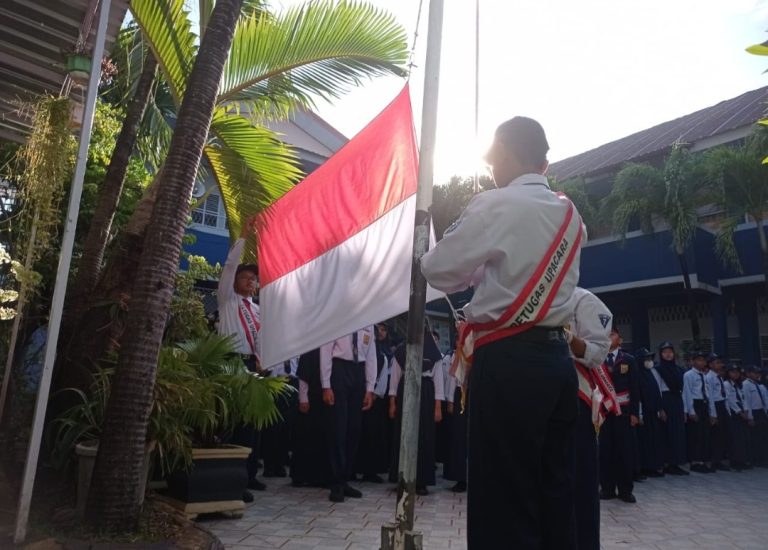 Upacara Bendera Hari Pertama Masuk Sekolah SMPN 54 Makassar Dipimpin Kepala Sekolah Habiba